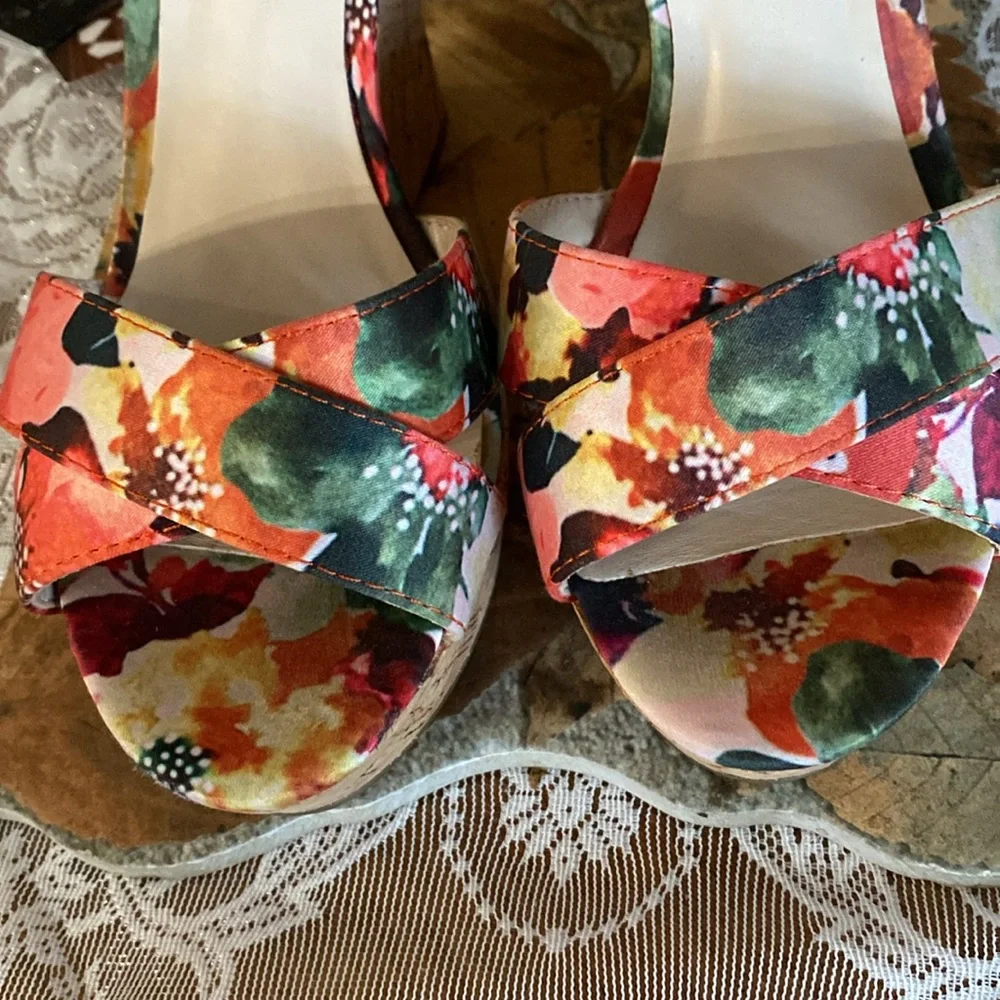 GUESS WATERCOLOR WEDGE SANDALS EUC SIZE 7 M - Picture 2 of 8